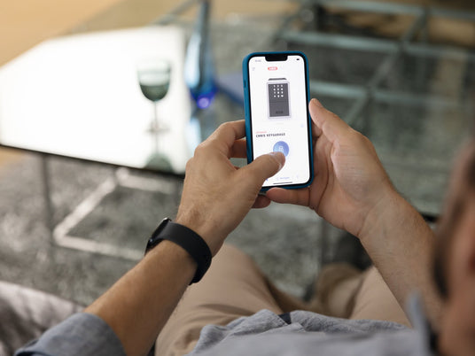 ABUS One App auf dem Smartphone in der Hand
