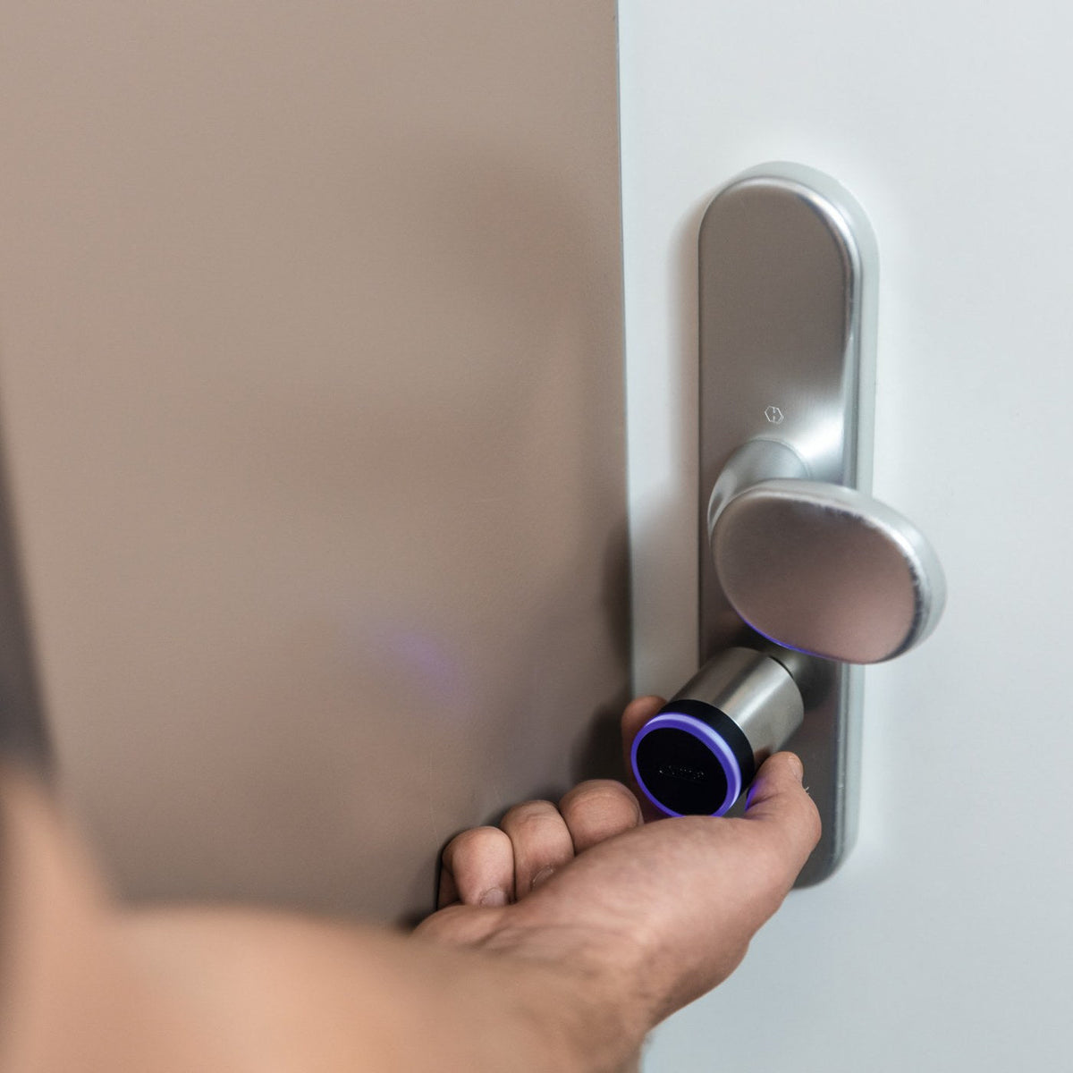 Hand dreht den Außenknauf des ABUS CYLOX One