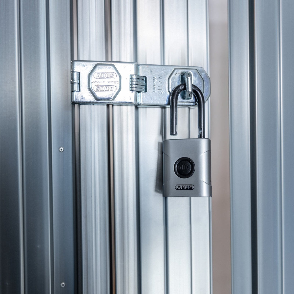 ABUS EVEROX One an einer Metalltür