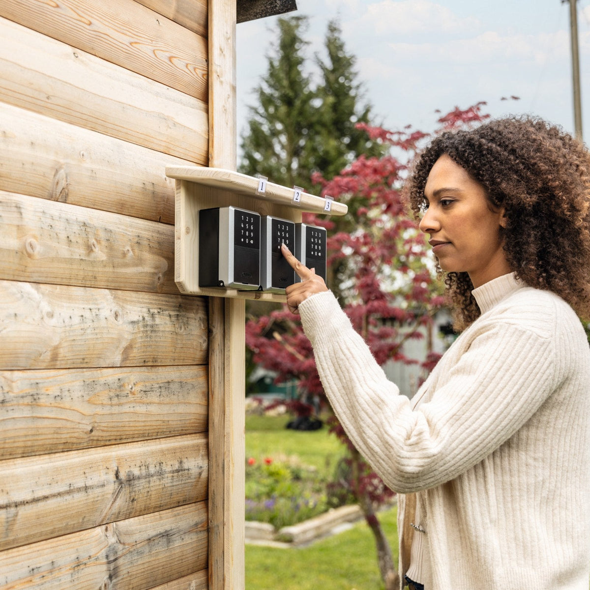 ABUS KeyGarage One an der Holzwand eines Gartenhauses