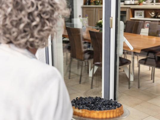 ABUS WINTECTO One an der Terrassentür, von innen bedient