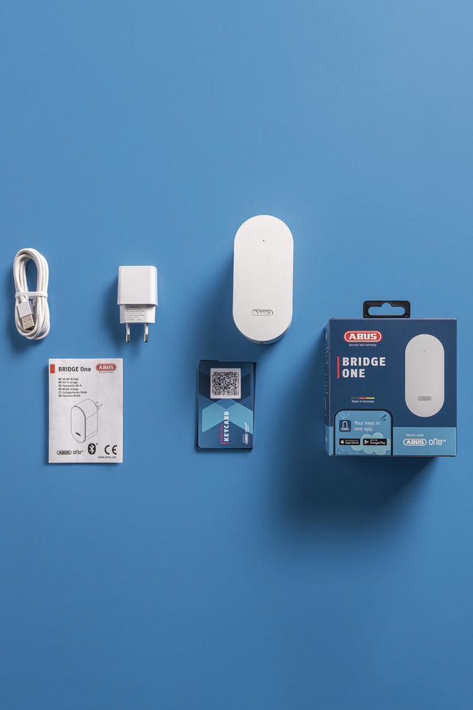 Lieferumfang ABUS Bridge One: Bridge, USB-Kabel, Netzteil, Keycard, Anleitung und Verpackung