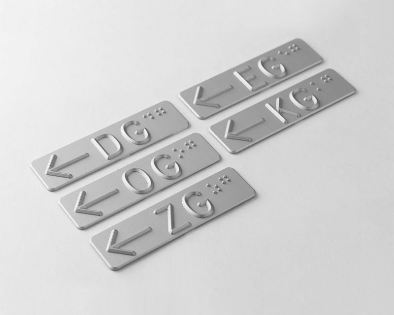 Taktiles Handlaufschild flach Aluminium silber mit Pfeil, einzeilig