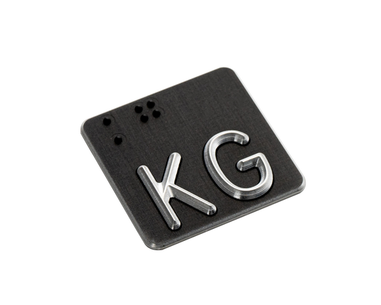 Taktiles Handlaufschild flach Aluminium schwarz eloxiert mit silberner Schrift, freigestellt
