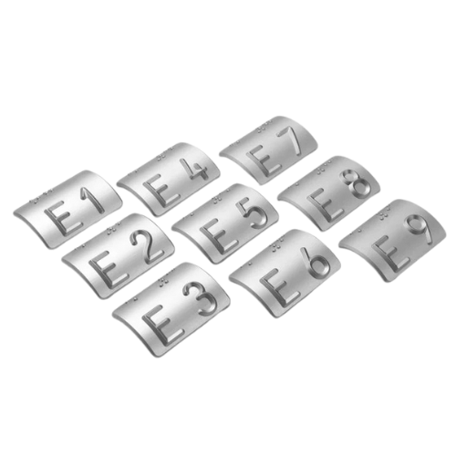 Taktiles Handlaufschild rund Aluminium silber, Braille- und Profilschrift, Detail