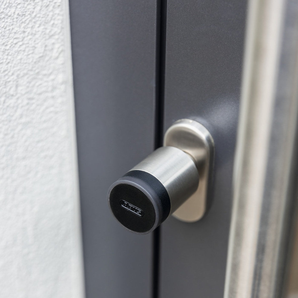 ABUS CYLOX One Elektronikzylinder in einer anthrazitfarbenen Haustür
