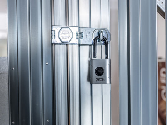 ABUS EVEROX One Bluetooth-Vorhangschloss an einer Metalltür
