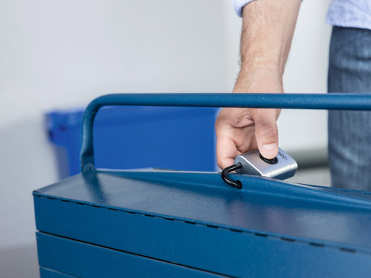 ABUS EVEROX One am Werkzeugkasten